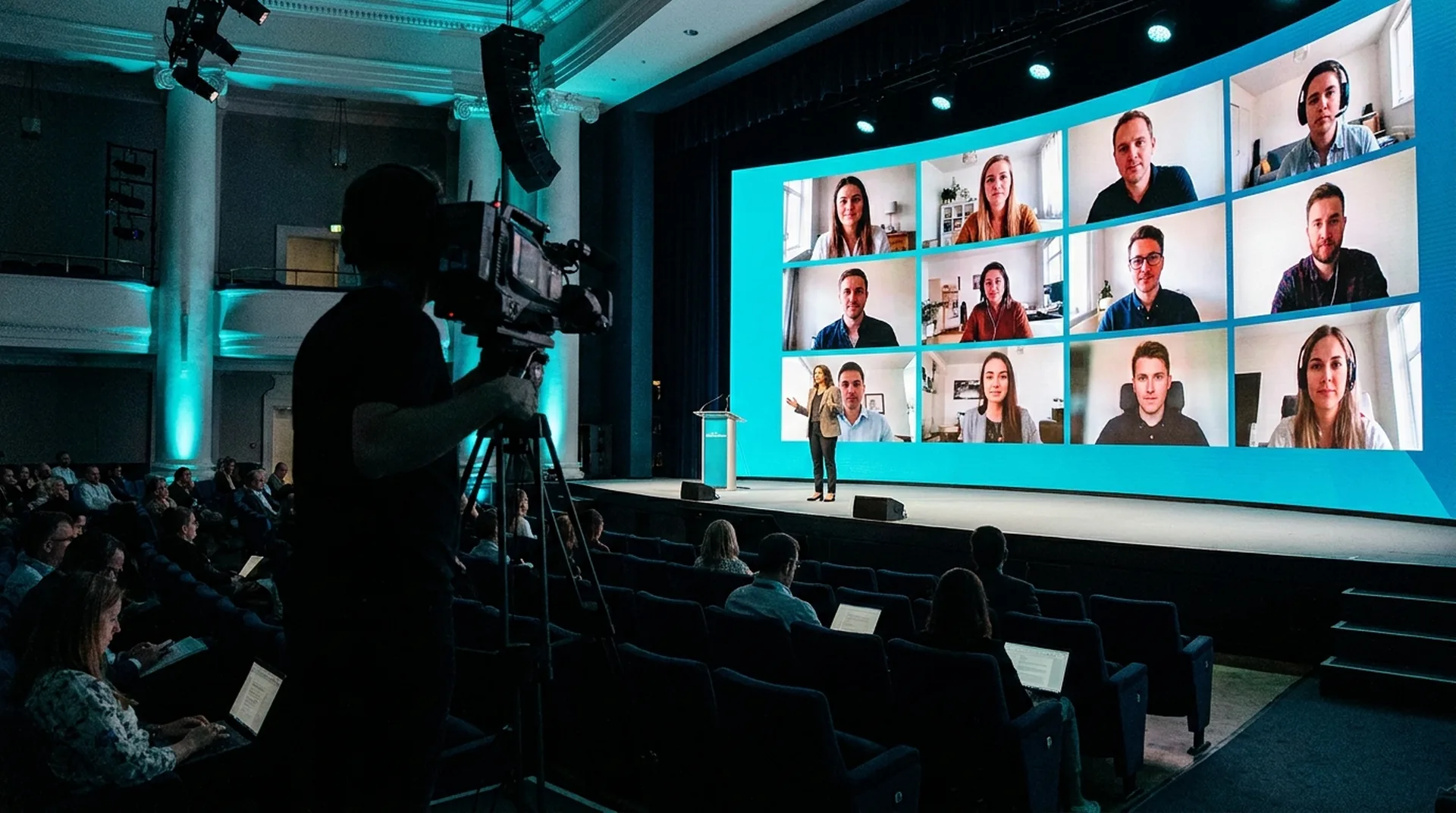 Hybrid-Event – Livestream mit Präsenz- und Online-Publikum Hybrid-Event mit Speaker auf der Bühne und zugeschalteten Online-Teilnehmern auf LED-Wand – höhere Live-Streaming Kosten durch Interaktions-Technik